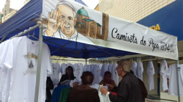 Comerciante acredita que venda de artigos ligados ao papa irá se manter pelos próximos anos