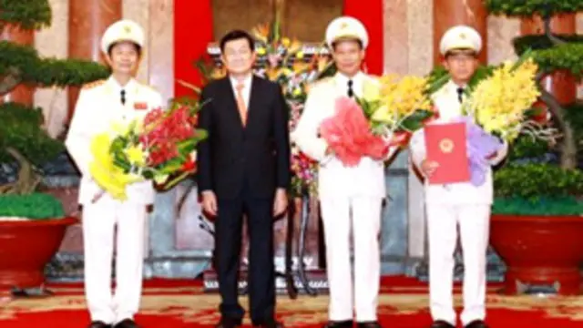 Chủ tịch Trương Tấn Sang và ba tân thượng tướng (ảnh của website Chính phủ)