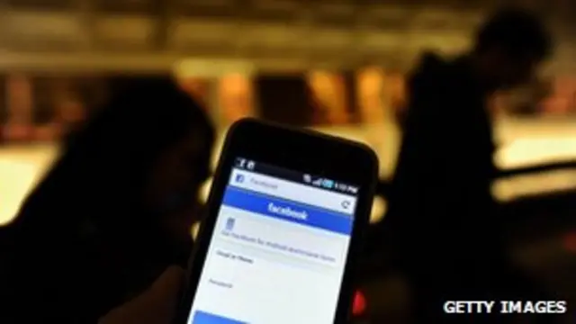 فیسبوک می‌گوید در شش ماه آخر سال ۲۰۱۲ بین نه تا ده هزار درخواست از جانب مقامات آمریکایی دریافت کرده است