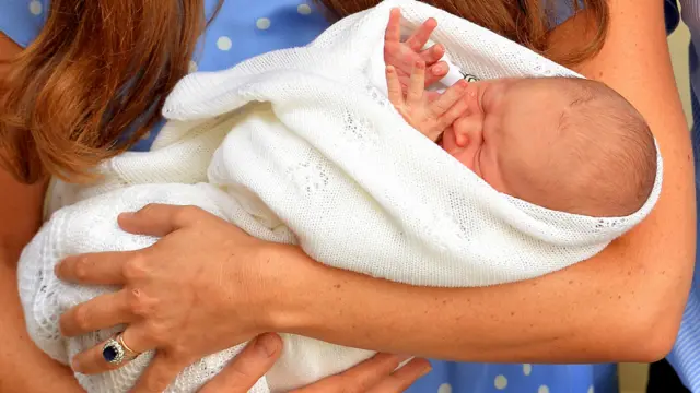 刚出生的王室宝宝是英国王位第三顺位继承人，排名在王储查尔斯王子、他的父亲--威廉王子之后，由于还没取名字，媒体只好叫他“王室宝宝”。