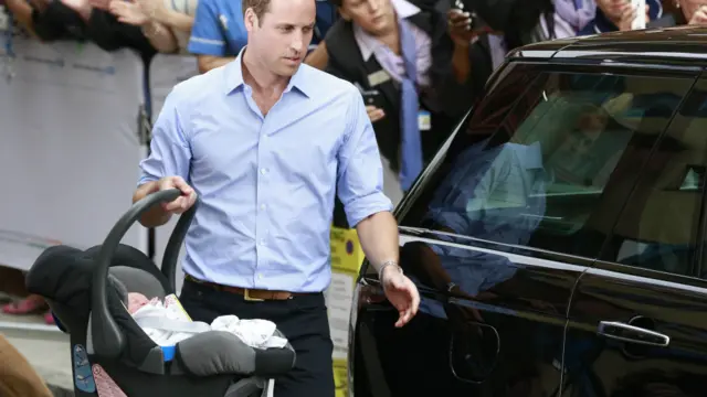 威廉和凯特夫妇准备带着宝宝上车回居住的肯辛顿宫。媒体注意到，威廉和凯特在如何照顾宝宝的事情上，更倾向于亲自动手，不会按照传统找保姆代劳。