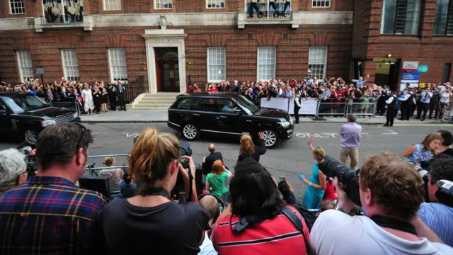 威廉与凯特带着宝宝离去时，现场又是一阵欢呼和掌声。威廉亲自驾车，似乎再次显示他们做法与王室传统不同。在医院外等待了两个星期的媒体记者则是终于松了一口气、工作终于告一段落。