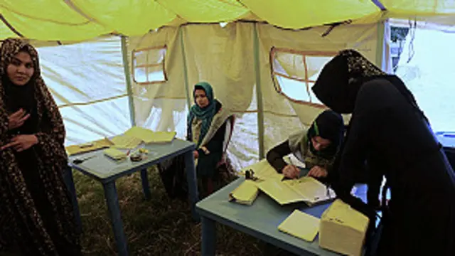 کمېسيون وايي د هغو کسانو ایله ۲۰ سلنه ښځې دي، چې کارتونه يې اخیستي دي