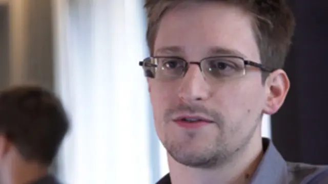 تلاحق السلطات الأمريكية سنودن بتهمة كشف اسرار استخبارية