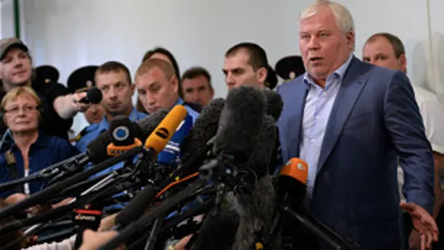 ښاغلي کوچېرېنا ويلي ۳۰ کلن موکل به يې لا له هوايي ډګره نه ووځي.