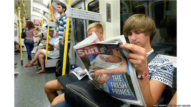 ब्रिटेन के शाही ख़ानदान में जन्मे नए मेहमान ने अख़बारों की सुर्ख़ियों पर क़ब्ज़ा कर रखा है.नन्हे राजकुमार को जॉर्ज अलेक्ज़ेंडर लुई नाम दिया गया है.