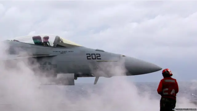 अमरीकी नौसेना का लड़ाकू विमान एफ़ 18 ब्रिसबेन तट से उड़ान भरने की तैयारी करता हुआ.अमरीकी लड़ाकू जेट विमानों ने प्रशिक्षण उड़ान के दौरान ऑस्ट्रेलियाई तट के किनारे ग्रेट बैरियर रीफ़ पर ग़लती से चार बम गिराए.