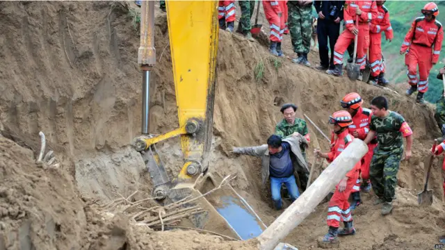 चीन में आए दो शक्तिशाली भूंकंपों के बाद राहत और बचाव कार्य चल रहा है.इस आपदा में कम से कम 94 लोगों की मौत हुई है.सोमवार सुबह गांसू ज़िले में भूकंप आया और सबसे ज़्यादा नुकसान डिंग्शी शहर में हुआ है. कम से कम 800 लोग घायल हुए हैं.इस तस्वीर में अपनी पत्नी का जूता दिखने पर एक व्यक्ति राहत कर्मियों को धकेल कर आगे बढ़ने की कोशिश में.