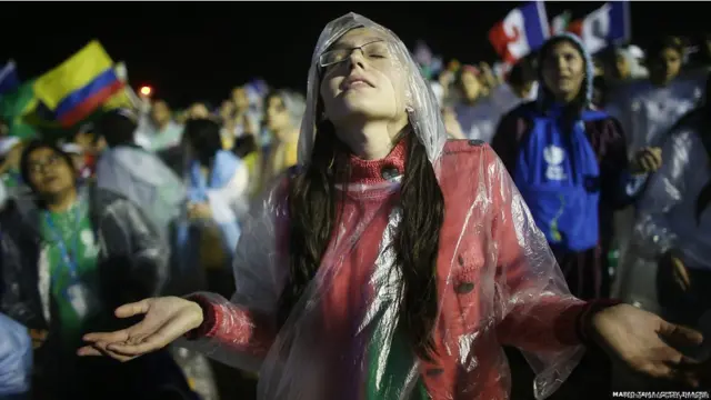 ब्राज़ील के शहर रियो डि जेनेरो में आयोजित विश्व युवा दिवस में दुनिया भर से क़रीब चार लाख रोमन कैथोलिक इसाईयों ने शिरक़त की.बृहस्पतिवार को पोप फ्रांसिस ने एक विशाल प्रार्थना सभा में हिस्सा लिया.