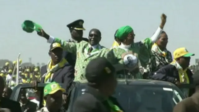 ان انتخابات میں ملک کے صدر رابرٹ موگابے کی جماعت زانو پی ایف کو بھاری اکثریت سے کامیابی حاصل ہوئی ہے