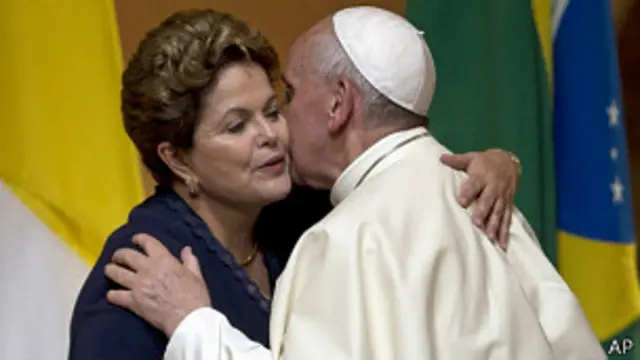 Dilma Rousseff saluda al Papa