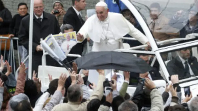 تجمع الآلاف من الاشخاص عند مزار اباريسيدا للعذراء مريم لحضور القداس الأول للبابا في البرازيل