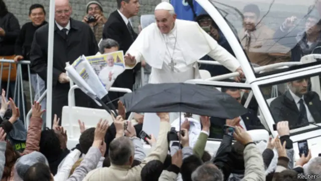 Papa cumprimenta fieis em Aparecida (Reuters)