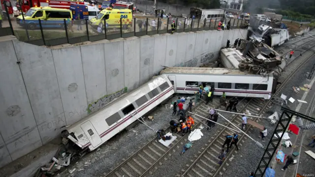 मैड्रिड से फ़ेरो के बीच चलने वाली इस ट्रेन के चार डिब्बे सेंटियागो डे कॉम्पोस्तायला शहर के नज़दीक पटरी से उतर गए.