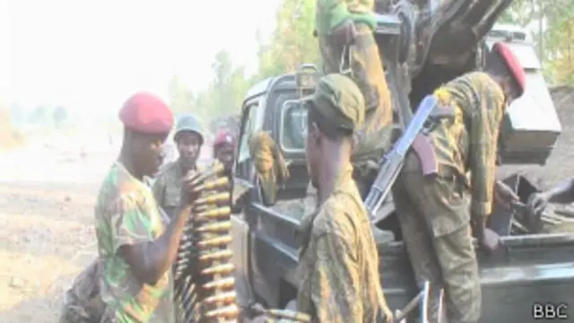 Militares do Exército do Congo se reabastecem de munição