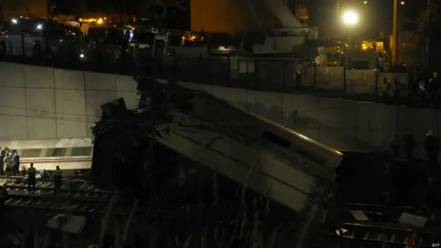 कुछ यात्रियों के अब भी फंसे होने की आशंका ज़ाहिर की जा रही है.