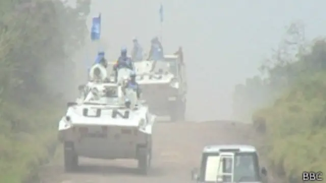 Comboio da ONU passa por área rebelde (foto: BBC)