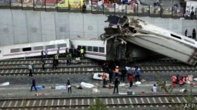 Вагоны поезда, потерпевшего крушение