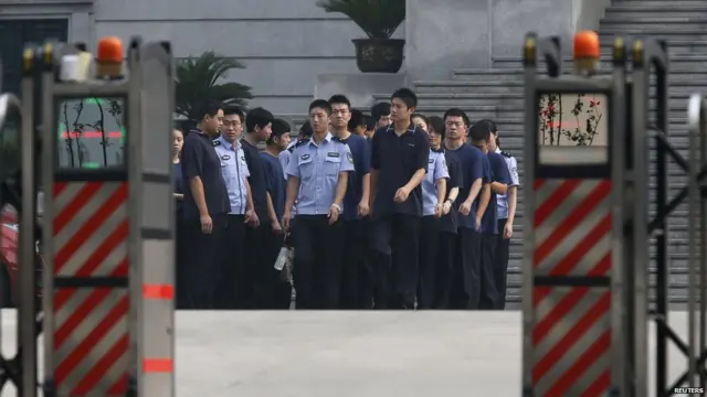 Nhà chức trách cử thêm công an đến trước tòa nhà của tòa án.