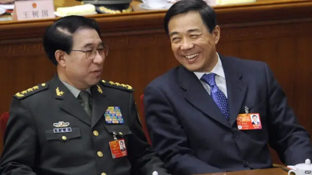 Lần cuối công chúng thấy hình ông Bạc Hy Lai (phải) là ngày 9/3/2012 khi truyền thông Trung Quốc đăng hình ông ngồi cạnh Phó Chủ tịch Quân ủy Trung ương Từ Tài Hậu tại Quốc hội ở Bắc Kinh.