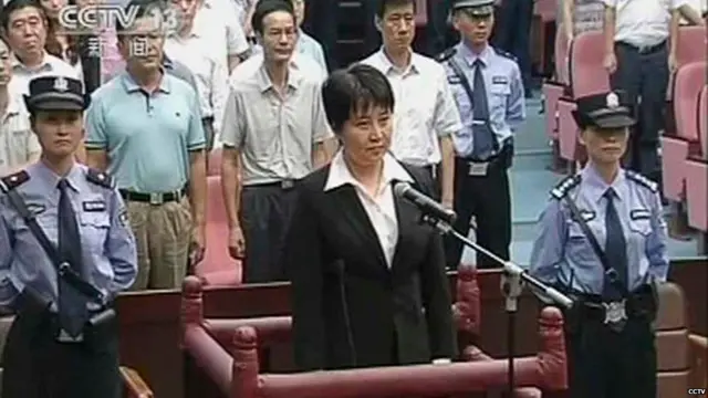 谷开来在合肥中级法院听判（中国中央电视台片段截屏20/8/2012）