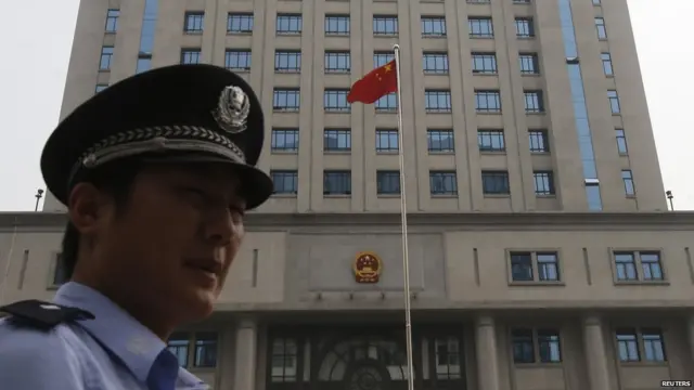 一名警察在济南中级法院外站岗（25/7/2013）