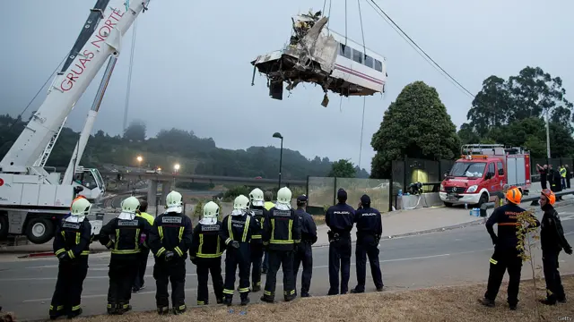 Grúa levantando vagón 