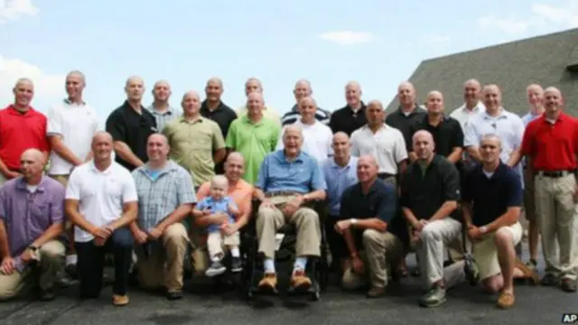 شارك بوش العديد من رجال الأمن لديه وقد حلقوا رؤوسهم تعاطفا مع الطفل المريض.