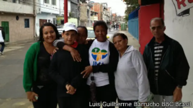 Pedro Basílio, à direita, com Jonathan sendo abraçado pela avó Cláudia Ribeiro