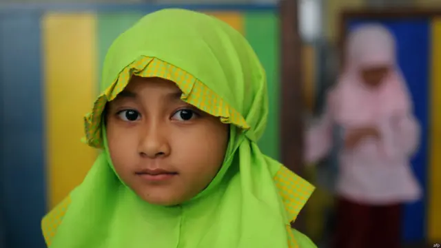 इंडोनेशिया की रहने वाली सात साल की इस बच्ची का नाम मेसिया पुत्री सेरेगर है. मेसिया चार साल की उम्र से रोज़ा रखती आ रही है. वे जकार्ता में स्थित अत तौबा मस्जिद में क़ुरान के लिए सबक़ लेती है.