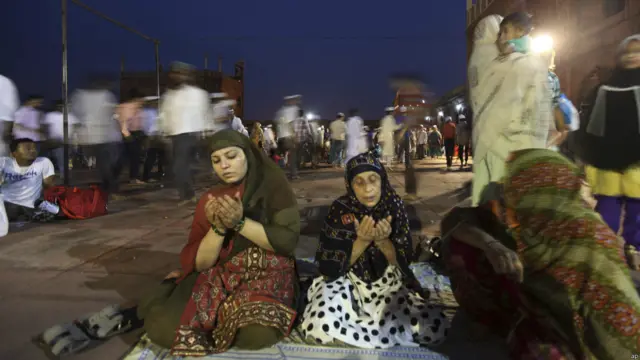 मुसलमानों के लिए तीस दिन के रोज़े के अलावा रोज पांच वक़्त की नमाज़ पढ़नी ज़रुरी होती है.