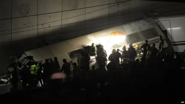 عمال الإغاثة قضوا الليل يواصلون عملهم، وبعض الناس ذهب للمستشفيات للتبرع بالدم.