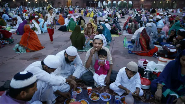 रमज़ान के पवित्र महीने के ख़त्म होने के बाद आता है ईद का त्यौहार. मुसलमानों का मानना है कि इसी महीने में उन्हें 'आसमानी किताब' क़ुरान भेजा गया था.
