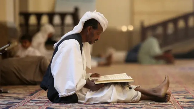 रियाद की अल रजही मस्जिद में कुरान पढ़ता एक व्यक्ति