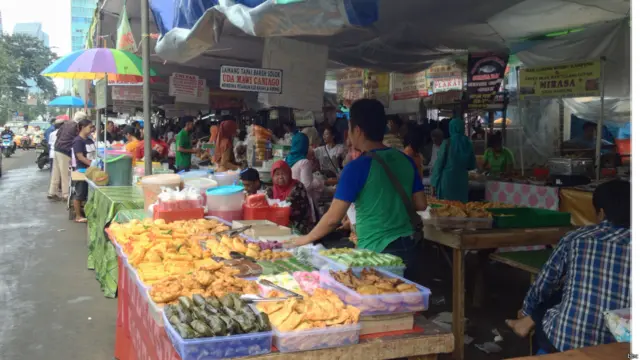 इसी महीने में जगने वाली रात होती है जिसे शबे-क़दर कहा जाता है. मुसलमानों के विश्वास के अनुसार उसे हज़ारों रातों से बेहतर माना जाता है.