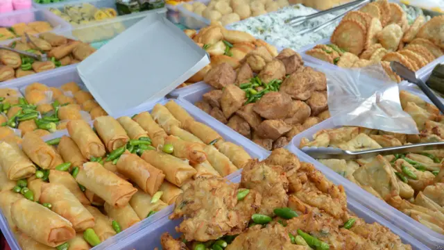 रोज़े में सहरी का भी बहुत महत्व है. मसलन सुबह सुबह अपनी नींद को त्याग कर सहरी करना और नमाज़ पढ़ना हर रोज़ेदार के लिए फ़र्ज़ होता है.