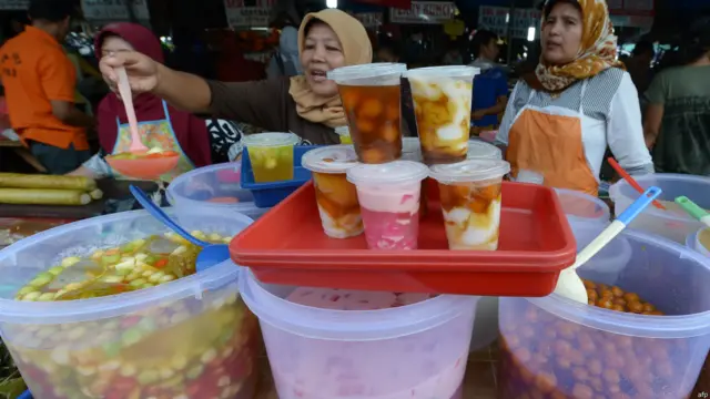 इस महीने में ज़कात और फ़ितरे के रुप में मुसलमान सबसे ज्यादा दान करते हैं.