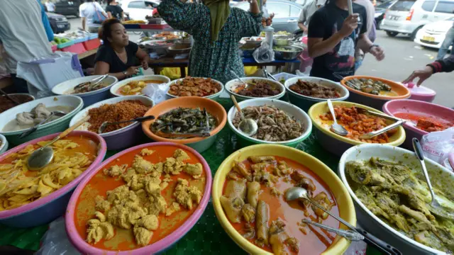 सूरत ढ़लते ही जब इफ़्तार का वक़्त होता है तो सभी रोज़ेदार एक जगह जमा होकर रोज़ा खोलते हैं.