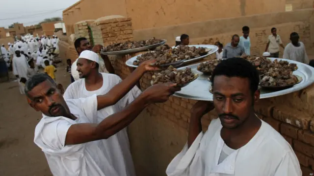 रोज़े के दौरान कोई भी व्यक्ति पानी, खाना, शराब, धूम्रपान और संभोग से अपने आप को दूर रखता है.