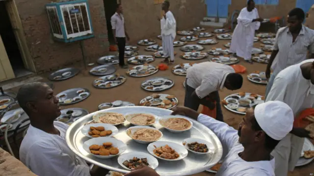 रमज़ान के इस महीने में लोग सूरज के अस्त होने पर अपना रोज़ा खोलते है. सूडान में सूफ़ी क़ादरिया सिलसिले से संबंध रखने वाले मुसलमान इफ़्तार के लिए व्यंजन तैयार करते हुए. रमज़ान मुसलमानों के लिए सबसे पवित्र महीना माना जाता है.