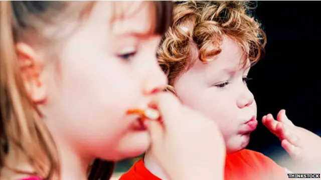 Niños comiendo