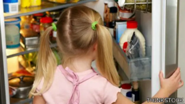 Niña delante de la nevera