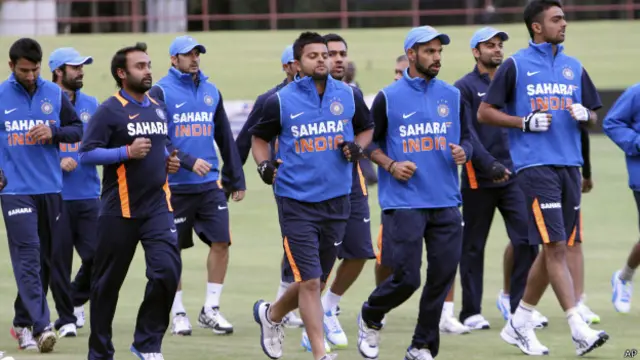 विराट कोहली और भारतीय क्रिकेट टीम के अन्य खिलाड़ी