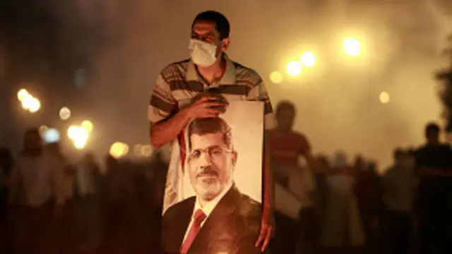 मोहम्मद मुर्सी की रिहाई के लिए उनके समर्थक सड़कों पर डटे हुए हैं.