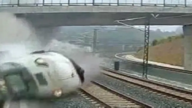 ट्रेन दुर्घटना में कम से कम 80 लोग मारे गए हैं. 