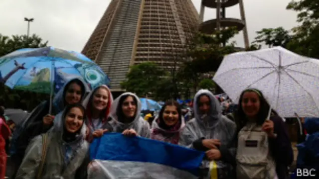 Fiéis argentinos tentam ver papa na catedral do Rio (foto: BBC)