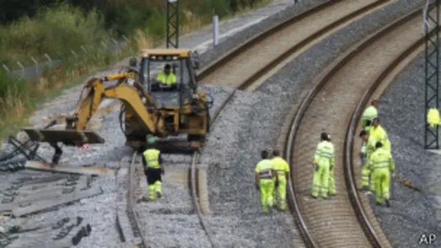 ٹرین کی بگیوں کو بھی کرینز کی مدد سے جائے وقوعہ سے ہٹا کر تجزیے کے لیے بھیج دیا گیا ہے