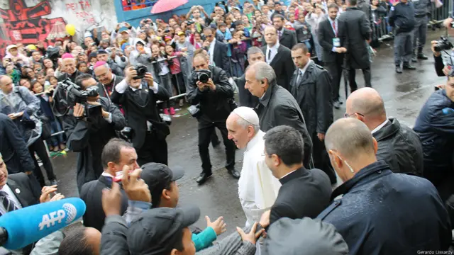 El papa Francisco recorrió este jueves la favela de Varghina, en la zona norte de Río de Janeiro, en el marco de su visita a Brasil para asistir a la Jornada Mundial de la Juventud (JMJ) católica. 