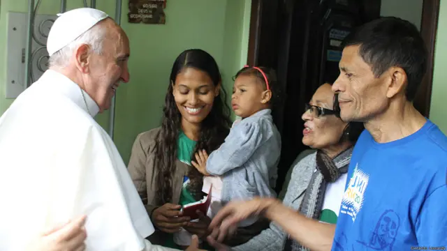 El pontífice argentino visitó la casa de Manuel José da Penha, un electricista de 58 años que vive en el lugar con su familia. "Gusta de los pobres", dijo Penha a BBC Mundo tras la inusual visita. 