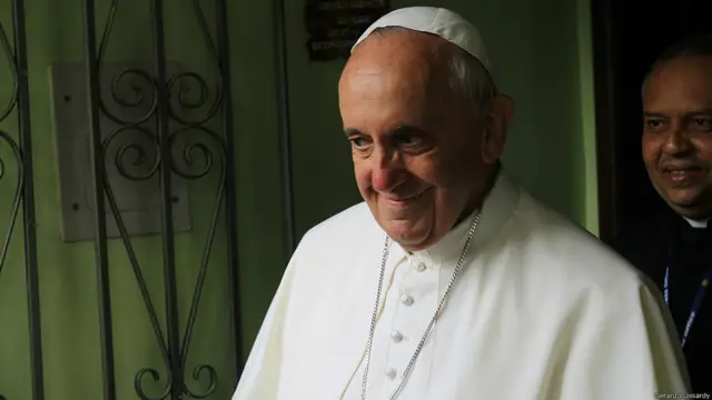 Desde que inició su pontificado en marzo, Francisco ha puesto un énfasis especial en conectar a la Iglesia con la gente y atender las necesidades de los desposeídos. En la foto, el papa sonríe al salir de la casa de la familia Penha. 